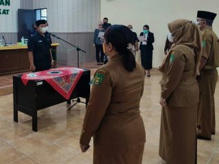 Sekdakab Langkat, Indra Salahuddin melantik tiga kepala UPT puskesmas di Aula Dinkes Langkat, Stabat, Jum'at (8/10/2021).