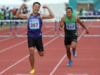 Atlet Jawa Barat, Halomoan EB Simanjuntak (087) berhasil meraih medali emas Atletik PON XX Papua nomor Lari 400m Gawang Putra setelah di babak final menjadi yang tercepat dengan catatan waktu 51,32 detik di Stadion Atletik Mimika Sport Center, Minggu (10/10/2021). (Foto : PB PON XX Papua / Ady Sesotya)