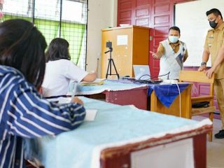 Walikota Medan, Bobby Nasution meninjau pelaksanaan Pembelajaran Tatap Muka (PTM) di SMP Negeri 3 Medan, Jalan Pelajar, Kecamatan Medan Kota, Senin (11/10/2021).