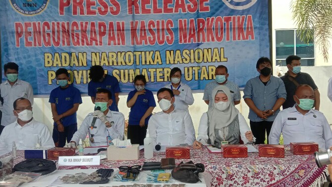 Badan Narkotika Nasional Provinsi (BNNP) Sumatera Utara (Sumut) mengamankan sebanyak 508,6 gram narkotika jenis ganja saat penggerebekan di Fakultas Ilmu Budaya (FIB) Universitas Sumatera Utara (USU), Sabtu (9/10/2021) malam.