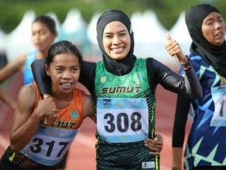 Agustina Mardika Manik (berhijab), atlet dari Sumatera Utara (Sumut) berhasil meraih medali emas pertamanya di nomor lari 1.500 meter putri pada Pekan Olahraga Nasional (PON) XX Papua yang digelar di Mimika Sport Complex, Senin (11/10/2021).(Foto: Humas PPM/Joseph Situmorang)