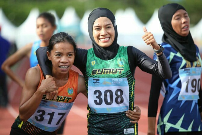 Agustina Mardika Manik (berhijab), atlet dari Sumatera Utara (Sumut) berhasil meraih medali emas pertamanya di nomor lari 1.500 meter putri pada Pekan Olahraga Nasional (PON) XX Papua yang digelar di Mimika Sport Complex, Senin (11/10/2021).(Foto: Humas PPM/Joseph Situmorang)