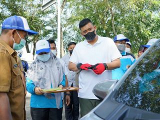Walikota Medan, Bobby Nasution saat meninjau uji emisi kendaraan di Jalan SM Raja, Medan, Selasa (12/10/2021)