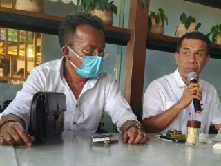 Kadis Perhubungan Kota Medan, Iswar Lubis bersama Dirut PT Logika Garis Elektronik, Sahala Nainggolan ketika memberikan keterangan terkait pembayaran retribusi parkir tepi jalan umum dengan uang digital, Rabu (13/10/2021)