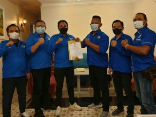 Caretaker Dewan Pengurus Daerah (DPD) Komite Nasional Pemuda Indonesia (KNPI) Kota Medan menyerahkan Surat Keputusan (SK) kepada lima caretaker Dewan Pengurus Kecamatan (DPK), Selasa (12/10/2021) malam.