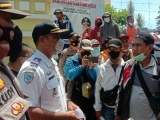 Puluhan juru parkir yang tergabung dalam Garuda Merah Putih dan Aliansi Parkir se-Kota Medan, melakukan aksi di depan balai Kota Medan, Jalan Kapten Maulana Lubis, Kamis (14/10/2021).