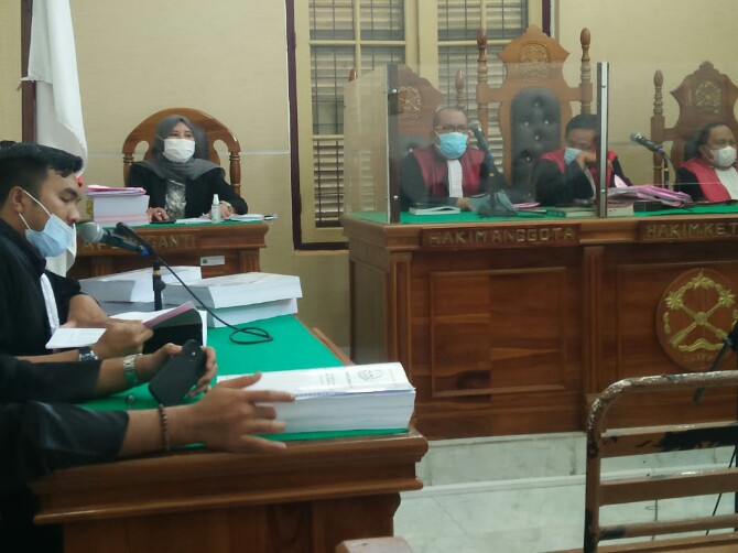 Direktur PT Tanjung Siram Memet Soilangon Siregar dan mantan Kepala Cabang Pembantu (KCP) Bank Syariah Mandiri (BSM) Perdagangan, Dhanny Surya Satrya dituntut masing-masing dengan hukuman 14 tahun penjara