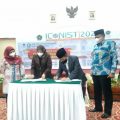 Rektor UIN Sumut Prof Syahrin Harahap dan Rektor UIN Syarif Hidayatullah Jakarta menandatangani naskah kerjasama kedua belah pihak disaksikan Wakil Rektor III UIN Sumut Dr Nispul Khoiri, Wakil Rektor IV UIN Jakarta Prof Lily Surraya Eka Putri, Kepala LP2M UIN Sumut Dr Hasan Sazali, dan Kepala LP2M UIN Jakarta Prof Jajang Jahroni di sela pembukaan ICONIST ke 4 2021, di Medan, Kamis (14/10/2021).