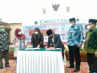 Rektor UIN Sumut Prof Syahrin Harahap dan Rektor UIN Syarif Hidayatullah Jakarta menandatangani naskah kerjasama kedua belah pihak disaksikan Wakil Rektor III UIN Sumut Dr Nispul Khoiri, Wakil Rektor IV UIN Jakarta Prof Lily Surraya Eka Putri, Kepala LP2M UIN Sumut Dr Hasan Sazali, dan Kepala LP2M UIN Jakarta Prof Jajang Jahroni di sela pembukaan ICONIST ke 4 2021, di Medan, Kamis (14/10/2021).