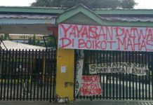 Sejumlah mahasiswa Institut Teknologi Medan (ITM) melakukan aksi pemboikotan akses pintu masuk kampus di Jalan Gedung Arca, Kelurahan Teladan Barat, Kecamatan Medan Kota itu, Jumat (15/10/2021).