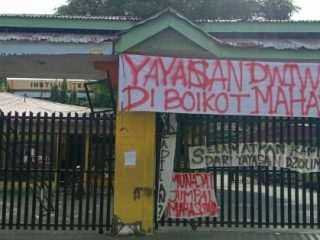 Sejumlah mahasiswa Institut Teknologi Medan (ITM) melakukan aksi pemboikotan akses pintu masuk kampus di Jalan Gedung Arca, Kelurahan Teladan Barat, Kecamatan Medan Kota itu, Jumat (15/10/2021).