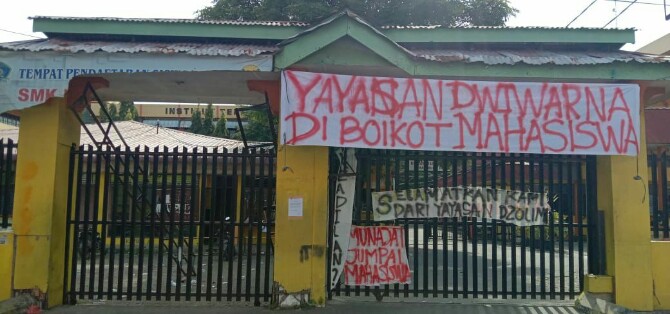 Sejumlah mahasiswa Institut Teknologi Medan (ITM) melakukan aksi pemboikotan akses pintu masuk kampus di Jalan Gedung Arca, Kelurahan Teladan Barat, Kecamatan Medan Kota itu, Jumat (15/10/2021).