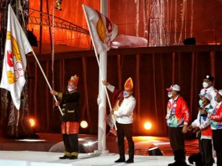 Gubernur Sumut Edy Rahmayadi dan Sekretaris Daerah Provinsi Aceh Taqwallah menerima bendera PON dari Ketua Umum KONI Pusat Marciano Norman, sebagai tanda Sumut-Aceh menjadi tuan rumah PON XXI/2024, Jumat (15/10) malam, di Stadion Utama Lukas Enembe, Jayapura. PON XX Papua secara resmi ditutup oleh Wakil Presiden Republik Indonesia Ma'ruf Amin. (Foto Dinas Kominfo Provinsi Sumut : Veri Ardian)