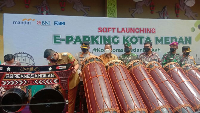 Wali Kota Medan Bobby Nasution meluncurkan sistem parkir elektronik atau e parking untuk 8 kawasan di Kota Medan.