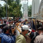Puluhan warga dari kawasan Belawan, Kota Medan melakukan unjuk rasa di depan kantor Gubernur Sumatera Utara (Sumut) di Jalan Diponegoro, Senin (18/10/2021).