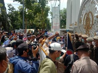 Puluhan warga dari kawasan Belawan, Kota Medan melakukan unjuk rasa di depan kantor Gubernur Sumatera Utara (Sumut) di Jalan Diponegoro, Senin (18/10/2021).