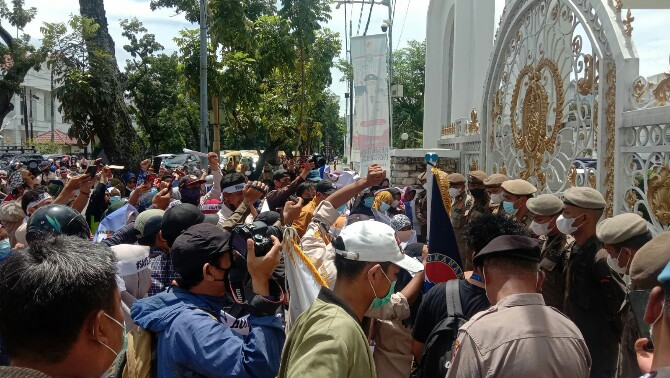 Puluhan warga dari kawasan Belawan, Kota Medan melakukan unjuk rasa di depan kantor Gubernur Sumatera Utara (Sumut) di Jalan Diponegoro, Senin (18/10/2021).