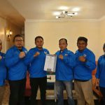 Caretaker DPD KNPI Kota Medan menyerahkan serahkan SK caretaker DPK Medan Maimun, Rabu (20/10/2021).