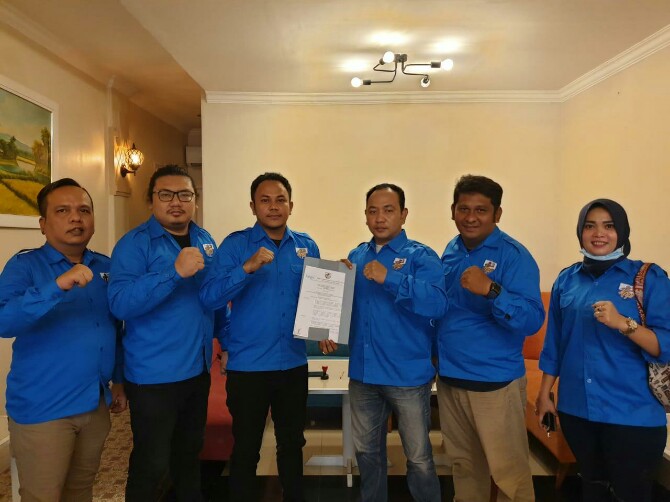Caretaker DPD KNPI Kota Medan menyerahkan serahkan SK caretaker DPK Medan Maimun, Rabu (20/10/2021).