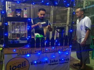 Bandrek Joeli (UD Sinar baru) menjadi salah satu usaha yang memproduksi minuman kesehatan kemasan Bandrek Jahe Merah dan Kunyit asam yang menjajal Bandrek Susu Telur (BST) dengan konsep pasar angkringan di perempatan Limapuluh, Kabupaten Batubara, Sumatera Utara (Sumut).