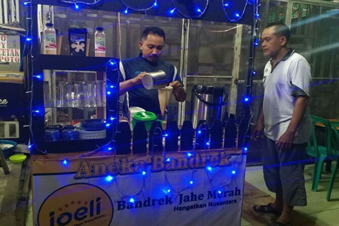 Bandrek Joeli (UD Sinar baru) menjadi salah satu usaha yang memproduksi minuman kesehatan kemasan Bandrek Jahe Merah dan Kunyit asam yang menjajal Bandrek Susu Telur (BST) dengan konsep pasar angkringan di perempatan Limapuluh, Kabupaten Batubara, Sumatera Utara (Sumut).