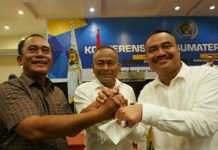 Ketua PWI Pusat Atal Depari (tengah) bersalaman dengan Farianda P Sinik (kanan) dan M Syahrir (kiri) yang terpilih sebagai Ketua PWI Sumut dan Ketua Dewan Kehormatan PWI Sumut 2021-2026