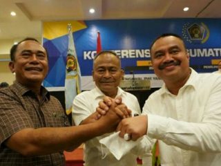 Ketua PWI Pusat Atal Depari (tengah) bersalaman dengan Farianda P Sinik (kanan) dan M Syahrir (kiri) yang terpilih sebagai Ketua PWI Sumut dan Ketua Dewan Kehormatan PWI Sumut 2021-2026