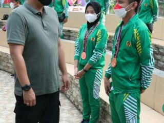 Walikota Medan, Bobby Nasution berikan penghargaan kepada para atlet dan pelatih asal kota Medan peraih prestasi di PON XX Papua, Minggu (24/10/2021).
