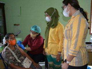 Masyarakat Kecamatan Sei Bingai, Kabupaten Langkat dan sekitarnya sangat antusias mengikuti vaksinasi dosis pertama yang dilaksanakan Pemkab Langkat, di Balai Kantor Desa Belinteng, Kecamatan Sei Bingai, Langkat, Jum'at (22/10/2021).