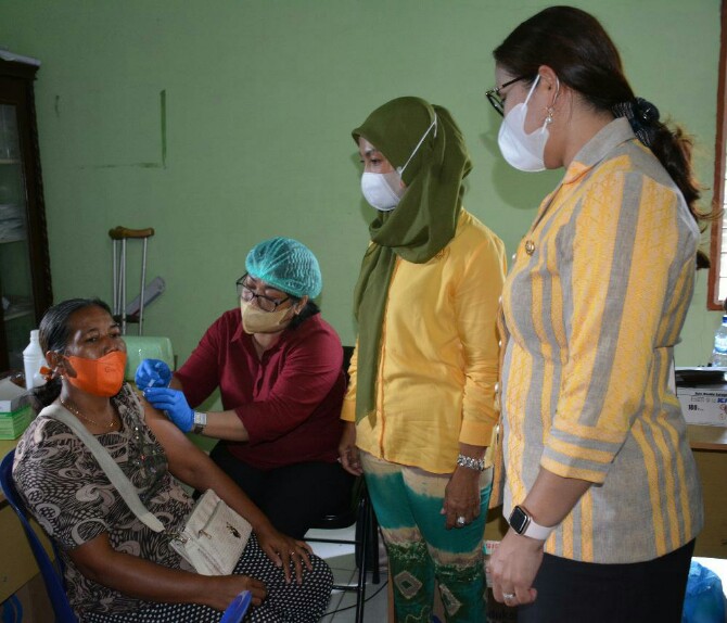 Masyarakat Kecamatan Sei Bingai, Kabupaten Langkat dan sekitarnya sangat antusias mengikuti vaksinasi dosis pertama yang dilaksanakan Pemkab Langkat, di Balai Kantor Desa Belinteng, Kecamatan Sei Bingai, Langkat, Jum'at (22/10/2021).
