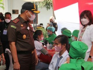 Kepala Kejaksaan Tinggi Sumatera Utara (Kajati Sumut) IBN Wiswantanu, SH, MH tinjau kegiatan Adhyaksa Peduli Vaksin Covid-19 di Kejaksaan Negeri Karo, Senin (25/10/2021).