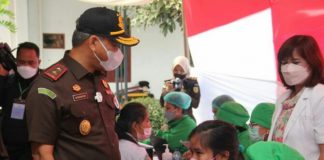 Kepala Kejaksaan Tinggi Sumatera Utara (Kajati Sumut) IBN Wiswantanu, SH, MH tinjau kegiatan Adhyaksa Peduli Vaksin Covid-19 di Kejaksaan Negeri Karo, Senin (25/10/2021).