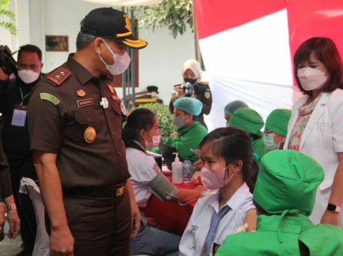 Kepala Kejaksaan Tinggi Sumatera Utara (Kajati Sumut) IBN Wiswantanu, SH, MH tinjau kegiatan Adhyaksa Peduli Vaksin Covid-19 di Kejaksaan Negeri Karo, Senin (25/10/2021).