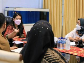 Ketua TP PKK Kota Medan, Kahiyang Ayu Bobby Nasution menerima audiensi Dosen Teknik Kimia Fakultas Teknik Universitas Sumatera Utara (FT-USU), Lilis Sukeksi di Rumah Dinas Walikota Medan, Jalan Sudirman Medan, Senin (25/102021).