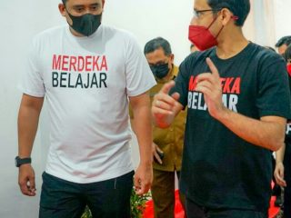 Walikota Medan, Bobby Nasution bersama Nadiem Makarim meninjau pembelajaran PTM di Medan