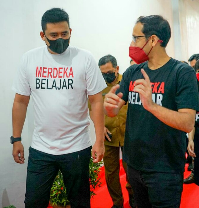 Walikota Medan, Bobby Nasution bersama Nadiem Makarim meninjau pembelajaran PTM di Medan