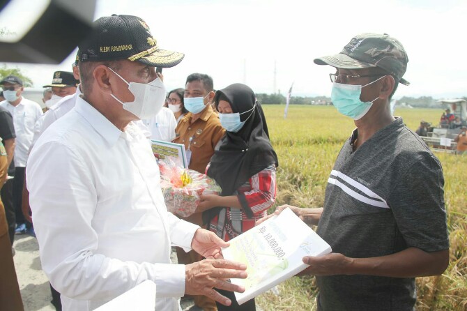 Gubernur Sumatera Utara, Edy Rahmayadi, berkomitmen menambah alat mesin pertanian atau alsintan bagi para kelompok tani guna memaksimalkan produksi pangan.