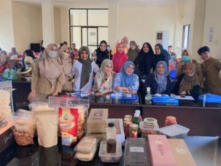 Sebanyak 40 orang member dari Divisi UKM Forum Komunikasi Muslimah Indonesia (FKMI) Medan mengikuti kegiatan Bimbingan Teknis Keamanan Pangan Bagi Pelaku Usaha PIRT Kota Medan, yang diselenggarakan oleh Dinas Kesehatan Kota Medan, dari tanggal 26-27 Oktober 2021.