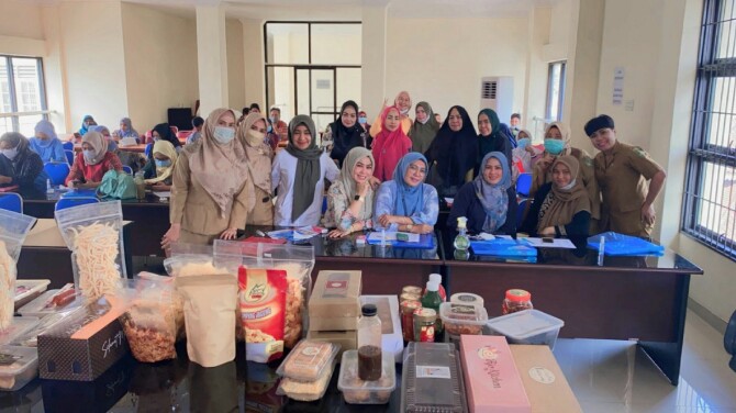 Sebanyak 40 orang member dari Divisi UKM Forum Komunikasi Muslimah Indonesia (FKMI) Medan mengikuti kegiatan Bimbingan Teknis Keamanan Pangan Bagi Pelaku Usaha PIRT Kota Medan, yang diselenggarakan oleh Dinas Kesehatan Kota Medan, dari tanggal 26-27 Oktober 2021.