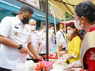 Walikota Medan, Bobby Nasution saat meninjau Kampung Sejahtera, Medan Petisah
