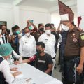 Kepala Kejaksaan Tinggi Sumatera Utara (Kajati Sumut) IBN Wiswantanu disambut dengan Tor-Tor Somba saat tiba di Kejari Simalungun.