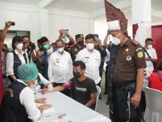 Kepala Kejaksaan Tinggi Sumatera Utara (Kajati Sumut) IBN Wiswantanu disambut dengan Tor-Tor Somba saat tiba di Kejari Simalungun.