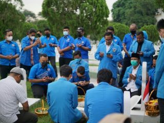 Pengurus dan anggota KNPI Sumut melakukan ziarah di makam pahlawan sebagai rangakaian Peringatan Sumpah Pemuda 2021