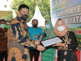 Walikota Medan, Bobby Nasution memberikan piagam adiwiyata kepada salah seorang kepala sekolah, Kamis (28/10/2021)