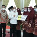 Gubsu dan Kadispora menyerahkan piagam dan tali asih pada peraih Pemuda Pelopor Tingkat Provinsi Sumut 2021, kemarin.