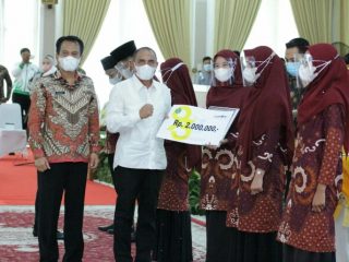 Gubsu dan Kadispora menyerahkan piagam dan tali asih pada peraih Pemuda Pelopor Tingkat Provinsi Sumut 2021, kemarin.