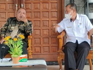 Bupati Langkat, Terbit Rencana PA didampingi Kadis Kominfo Langkat, Syahmadi (baju putih) saat melaunching aplikasi Langkat Siaga 112