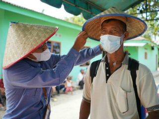 PT Indonesia Asahan Aluminium (persero) Inalum menyerahkan bantuan berupa 40 unit sprayer, 40 set cangkul, 40 pcs topi caping kepada Kelompok Tani Jaya Makmur, kemarin.