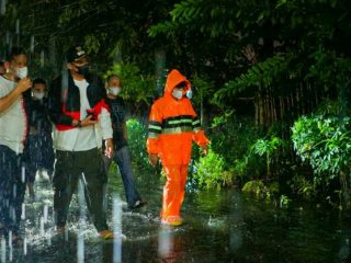 Walikota Medan, Bobby Nasution saat meninjau puting beliung di Medan Denai, Minggu dini hari (31/10/2021)