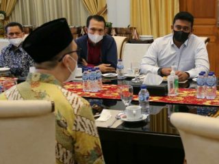 Pemko Medan bersama Kementerian Pendidikan, Kebudayaan, Riset dan Teknologi (Kemendikbud Ristek) Republik Indonesia bahas program merdeka belajar di Rumah Dinas Walikota Medan, Sabtu (30/10/2021) malam.
